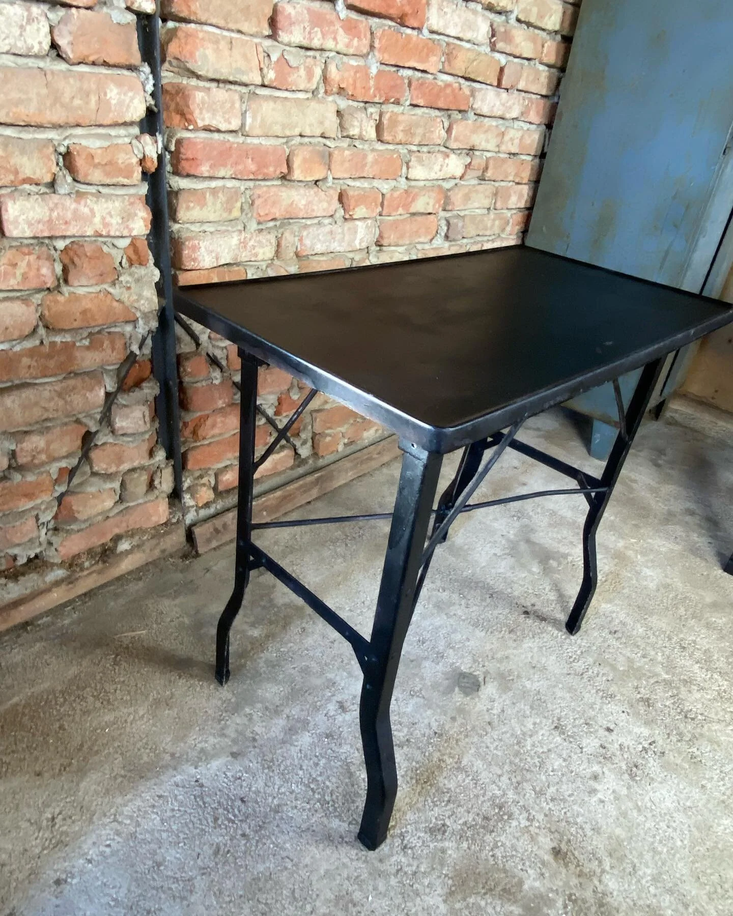 H&uuml;bscher kleiner Metalltisch 84x46x79
f&uuml;r mehr Info bitte pn #industrialdesign #interiorinspiration #loftstyle #blacktable #upcyclingfurniture