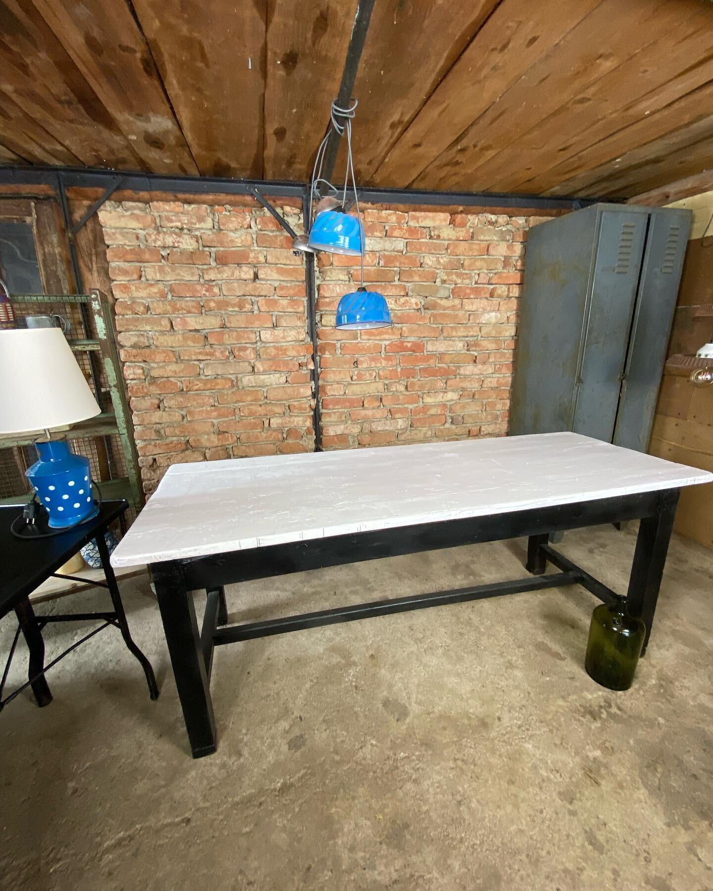 Alter Tisch in neuem Look. #farmhousestyle #blackandwhite #interiordesigner #inspiration #industriedesign @vintagelampenmanufaktur #gugllampen #