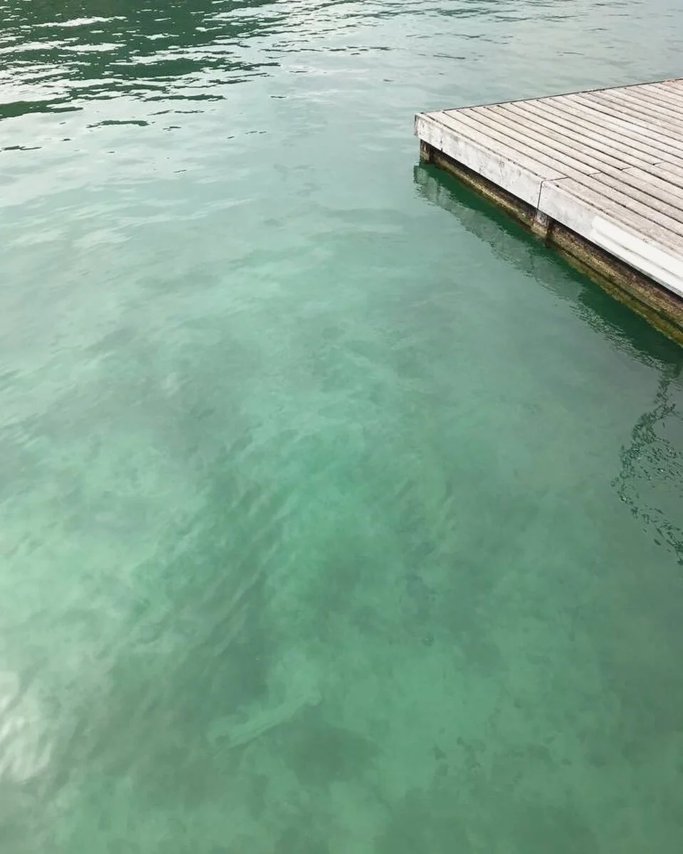 Sommer. Frische. Attersee.
Ich hoffe Ihr alle genie&szlig;t diesen so anderen Sommer trotzdem in vollen Z&uuml;gen und so klar und herrlich das Wasser am Attersee auch ist, ich bin (noch) nicht abgetaucht, sondern auch im Sommer in aller Frische f&uu