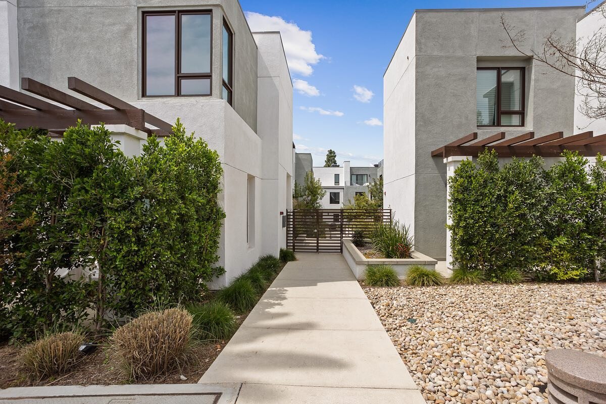 Shooting a lease listing for @kathleenbywaterre in #pasadena this week. Beautiful 3 bed 3 bath condo with a great view from the 3rd floor deck! 

&hellip;

⁣
.⁣
.⁣
.⁣
.⁣
.⁣
#architecturephotography #commercialrealestate #forlease #forrent #houseforre