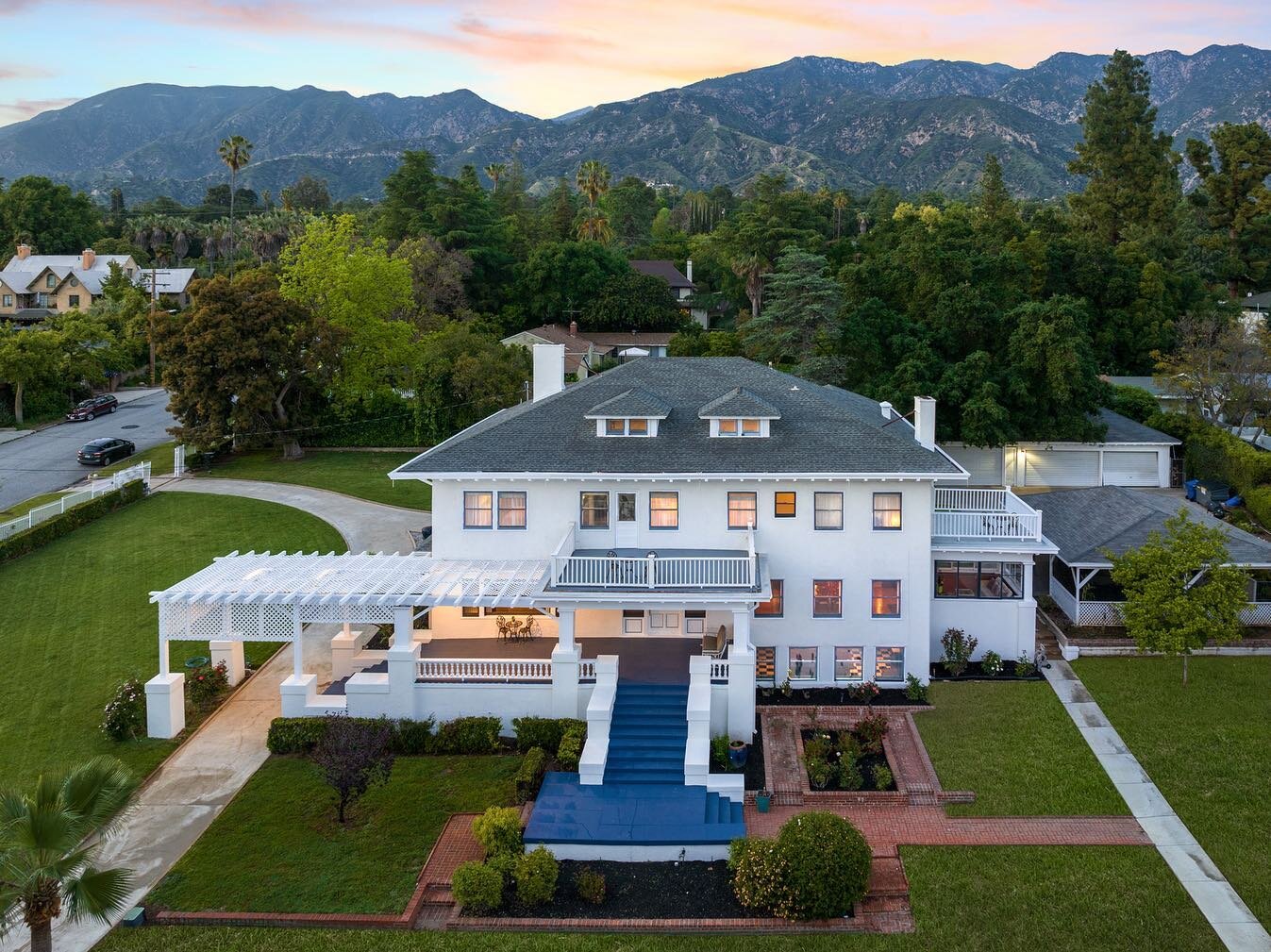 Shooting a 7 bed 4 bath property in #altadena last week! 

&hellip;
#milliondollarlisting #pasadenaphotographer #luxuryliving #pasadenarealestate #larealestate #beautifulhomes #twilightphotography #realtorlife #realestatephotography #realestatephotog