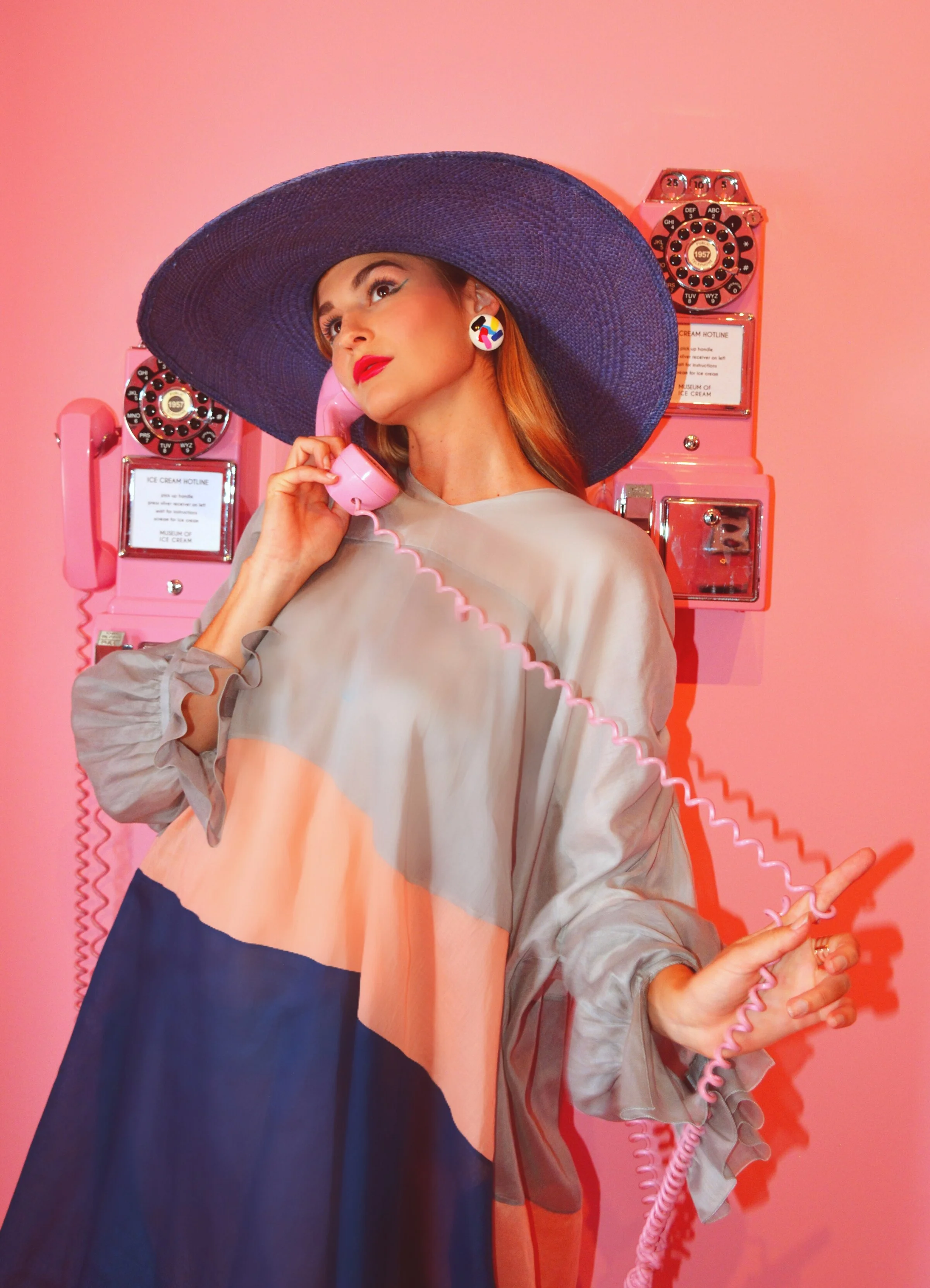 PinkPhoneRoom.JPG