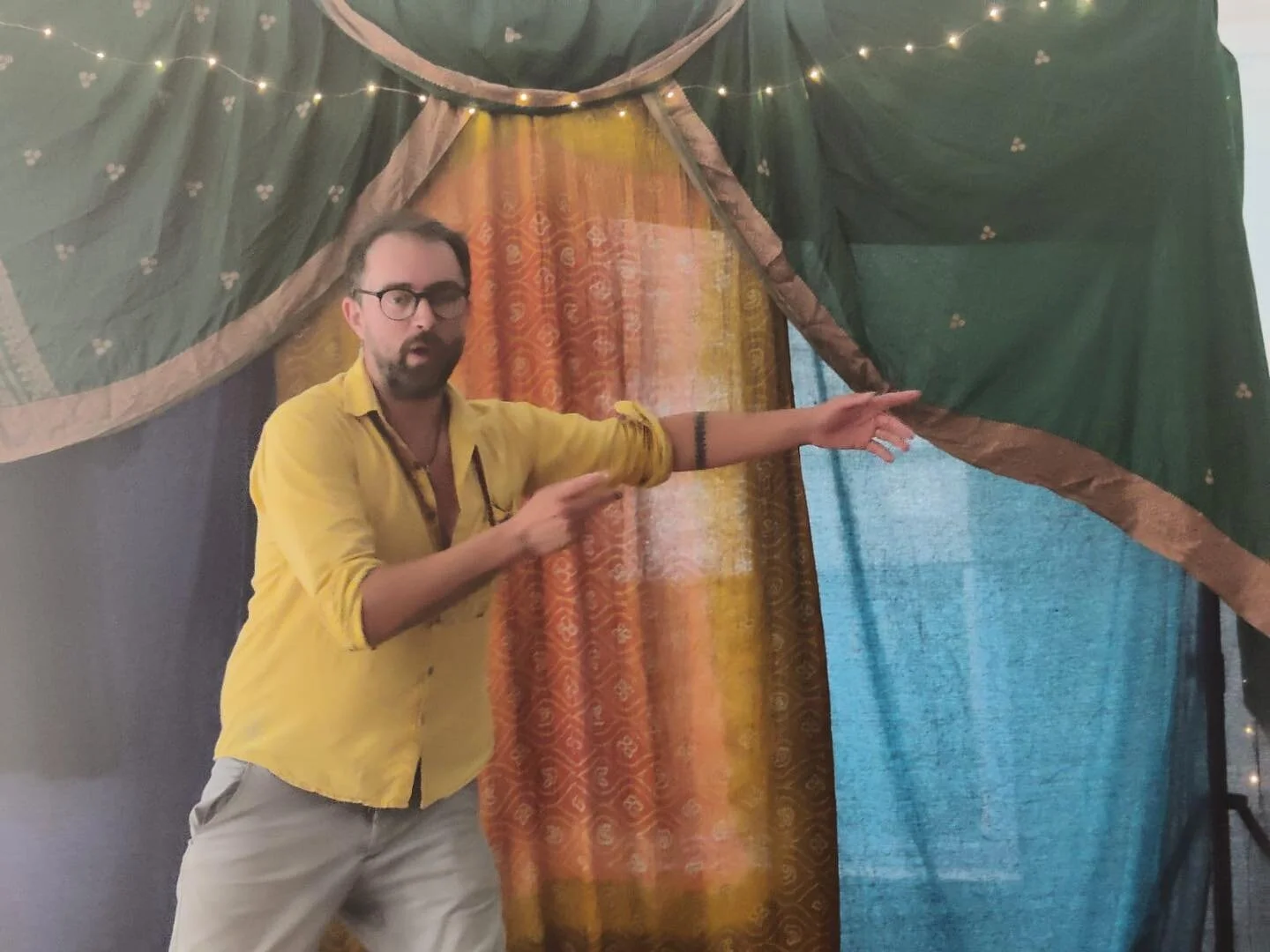 Pixies escaped into the streets of Totnes today! It was glorious having a sell out show to begin our residency at Birdwood House.
Thank you to all who came, some as far as Wiltshire and Oxford! What a blessing! And thank you to Rima @tilsamka for th