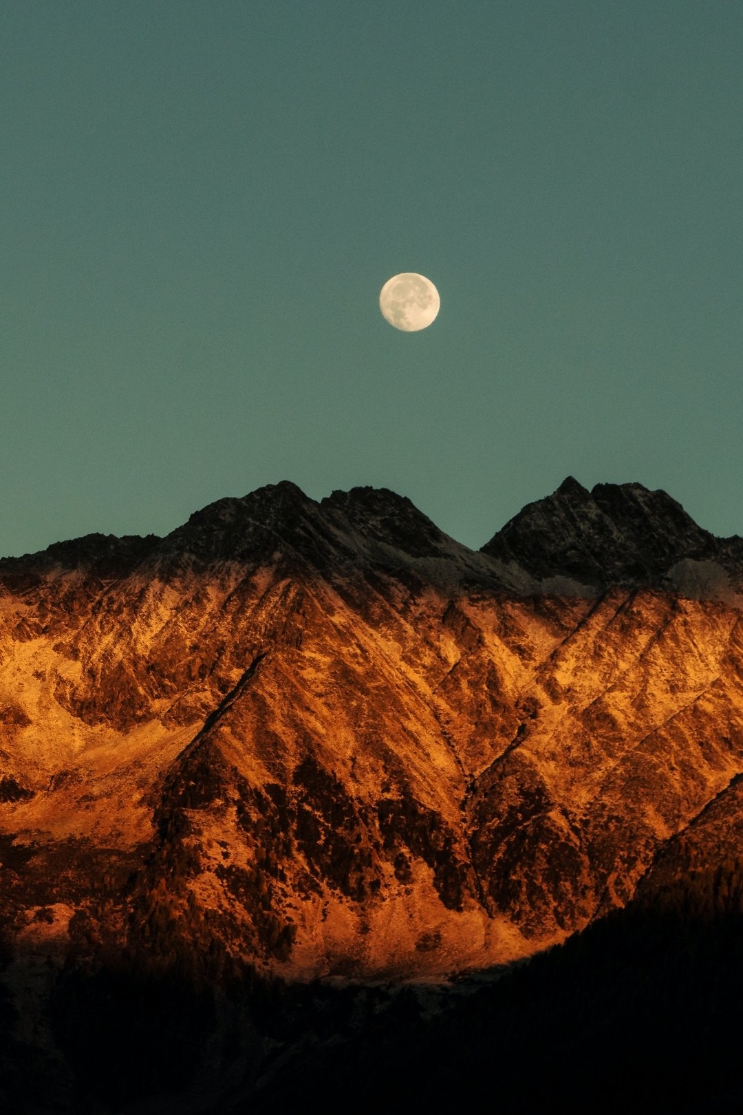 🌕 Vollmond im Widder 

Am Donnerstag, 17. Oktober erleuchten wir den letzten Supermond des Jahres 2024 im feurigen Zeichen Widder. Dieser Vollmond tr&auml;gt die kraftvolle Energie des Widder in sich &ndash; perfekt, um Altes loszulassen und neue We