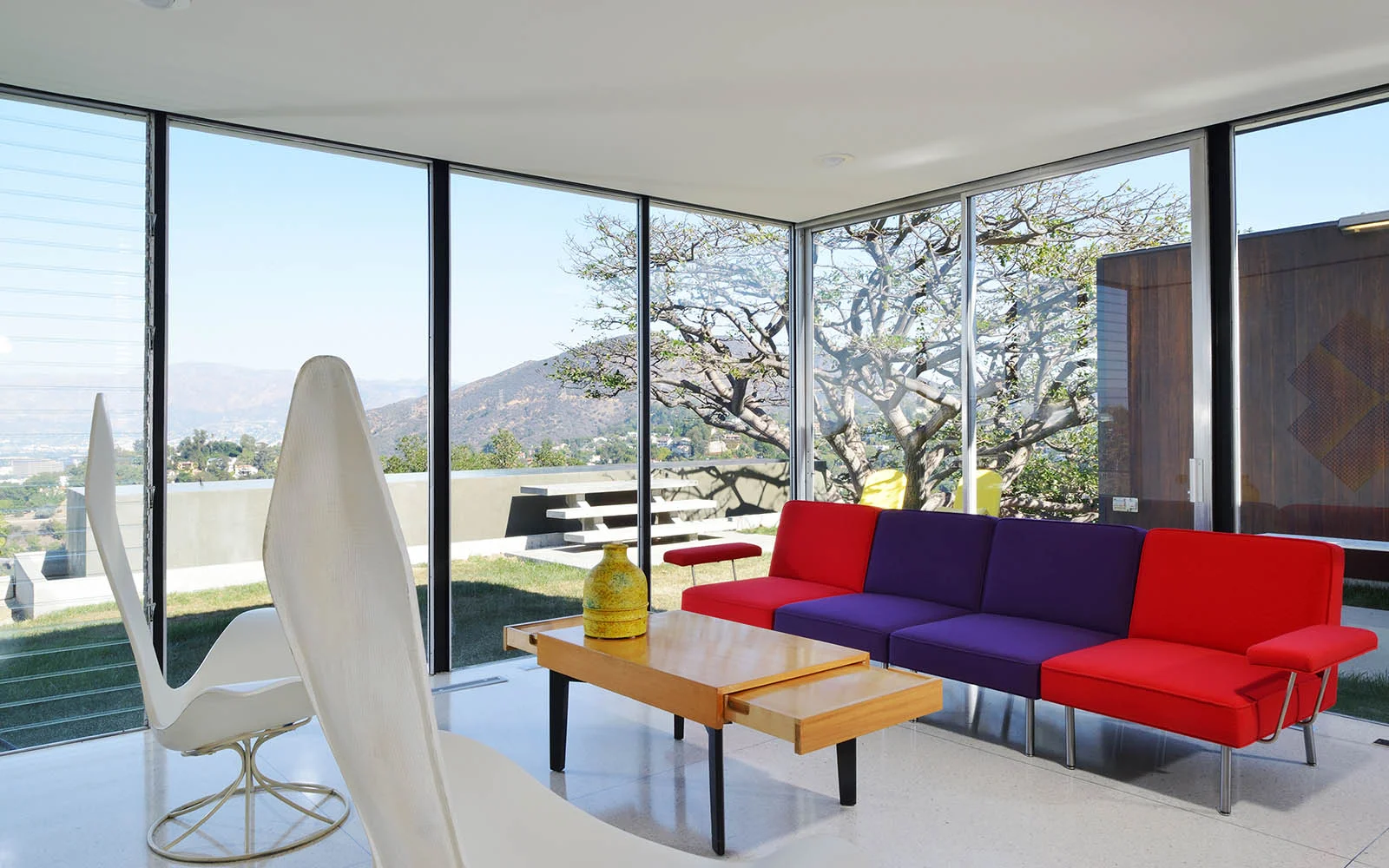 THE KUDERNA HOUSE | HOLLYWOOD HILLS A Mid-Century enthusiast’s dream, The Kuderna House is both an authentically restored Craig Ellwood AIA Case Study Home and one of the landmarks that helped shape Los Angeles into the modernist mecca it is today. Enjoy jetliner views at every turn.