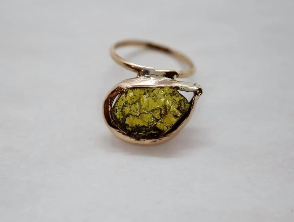 Horizontal Pear-shaped Aquamarine Ring 