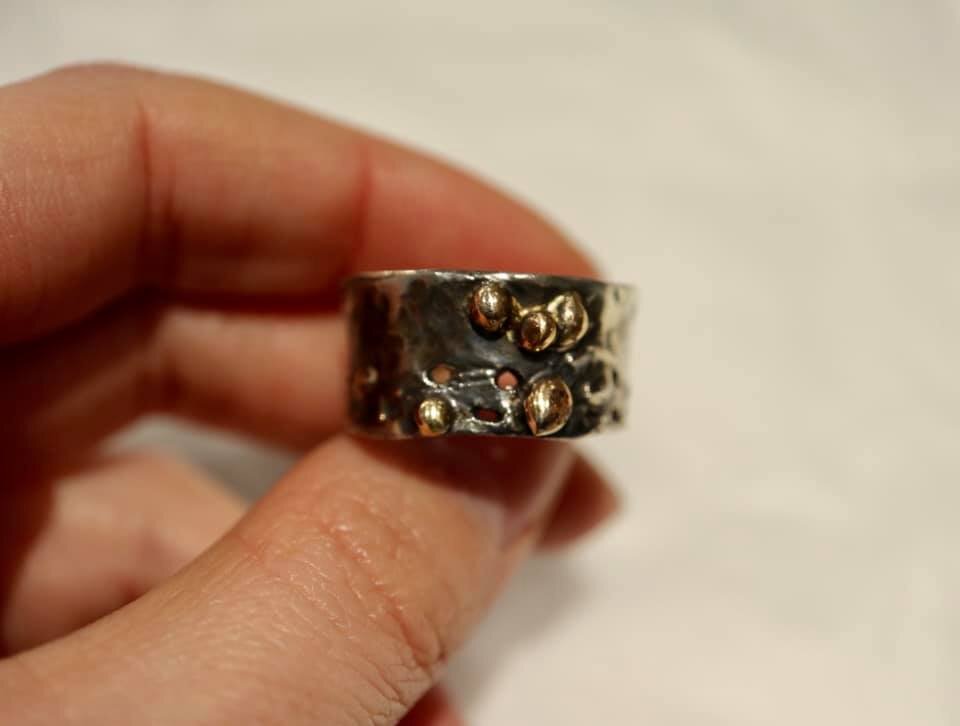 14k Studded Gold Band 