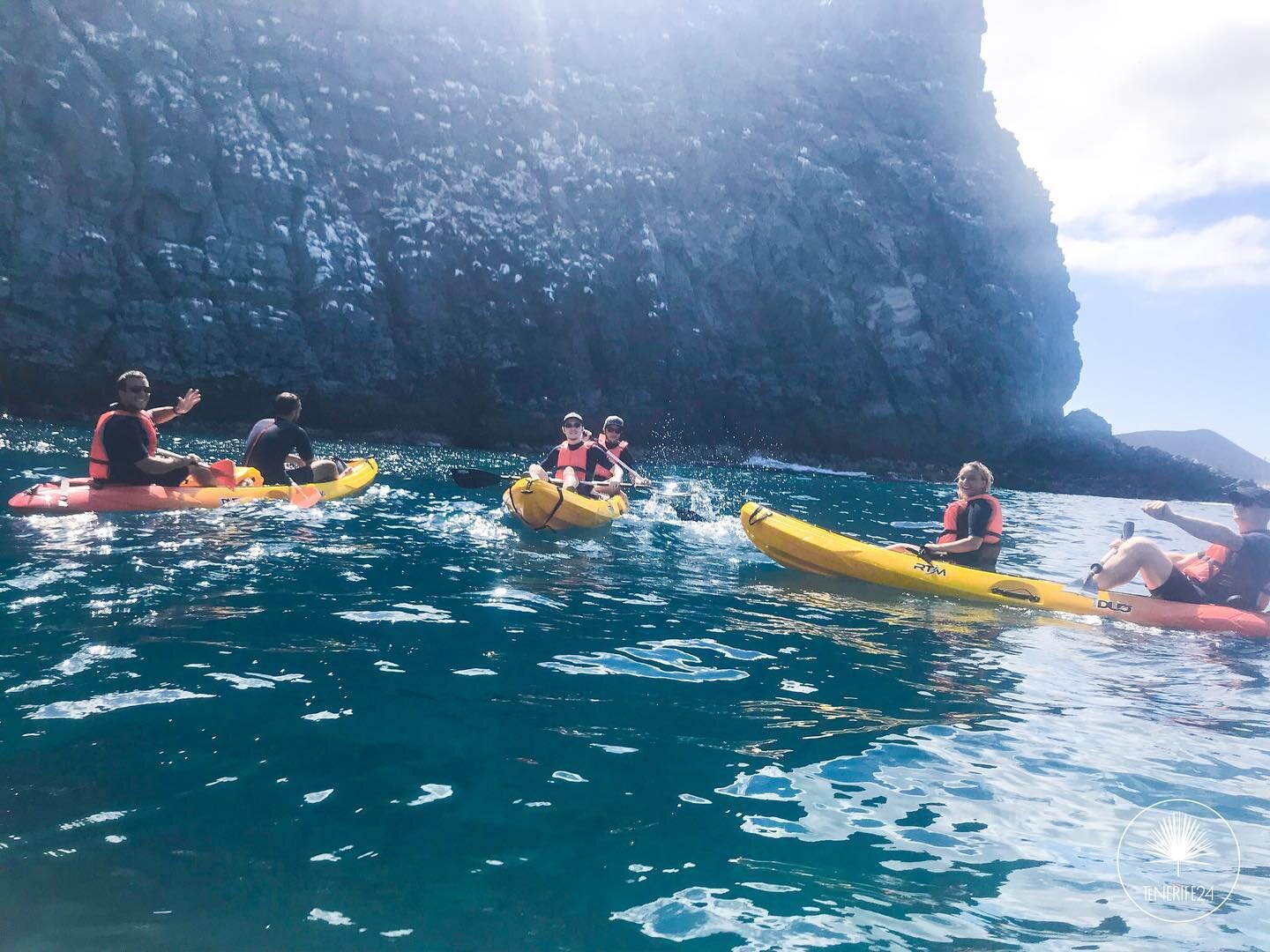 Tenerife24 tiim k&auml;is toredate Tenerife Touring instruktoritega Palm Maris ja Armastuse Koopa juures kayakiga k&otilde;hu- ja k&auml;elihaseid treenimas, snorkliga ookeanialust maailma uudistamas ja ookeanivees end tervendamas 💪💪💪💪🐬🐠🐟🐡🧜&