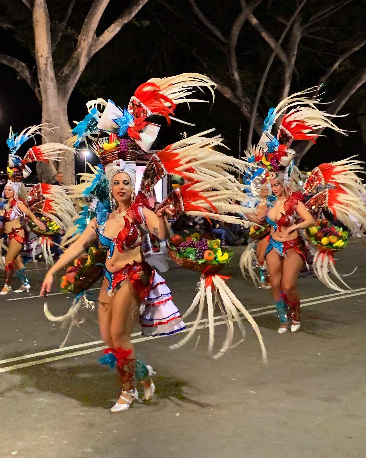 ✨T&auml;nane Tenerife Karnevali programm:
 
👑CABALGATA ANUNCIADORA - ehk karnevali rongk&auml;ik, kus n&auml;itavad end karnevalikuningannad ja professionaalsed esinejad 💃🥳🥁

🕗 24 juuni kell 20:00

📍algus: Plaza de Rep&uacute;blica Dominicana, 