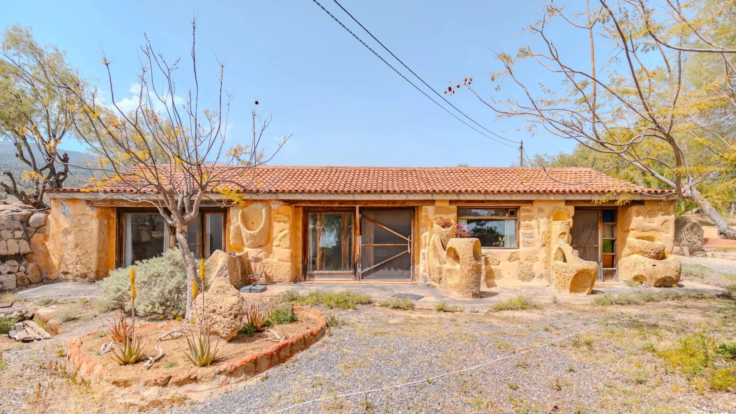 TF2492-TI 475 000€ NEW! Beautiful, spacious and private detached Home with ocean views, large plot and private garden in Granadilla de Abona, South Tenerife