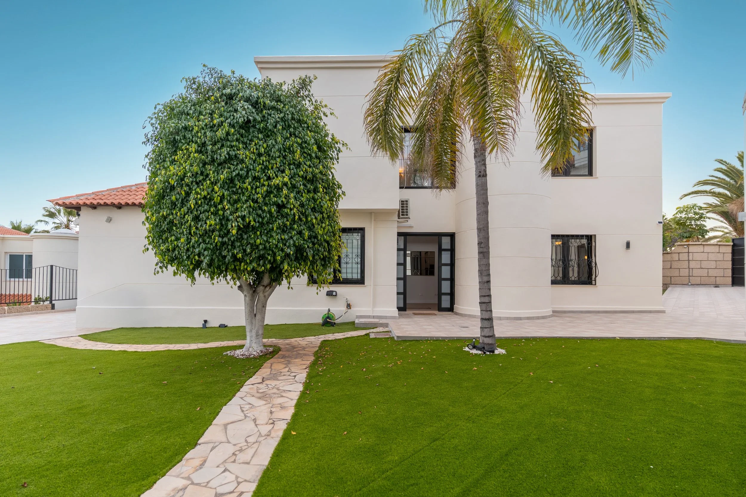 TF2598-TP 1 250 000€ NEW! For Sale! Renovated 5-Bedroom Villa with Private Pool in Chayofa Country Club