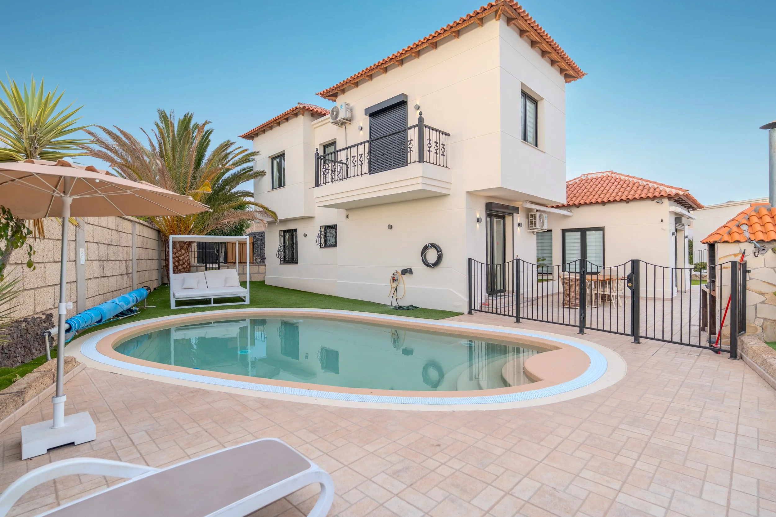 TP2497-TP  Renoveeritud 5 magamistoaga villa privaatse basseiniga Chayofas