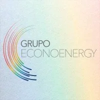 Logotipo del grupo EcoNeoEnergy con líneas de colores en arco y texto en gris