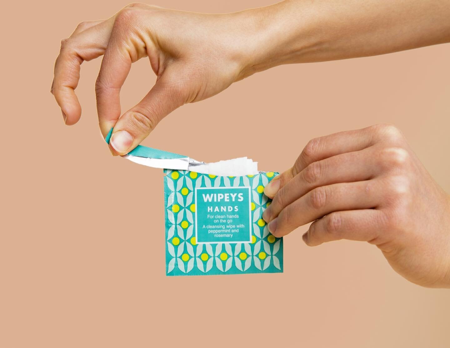 For clean hands on the go 🙌🏻 made with peppermint and rosemary essential oils to cleanse and refresh your hands! ...plus, they smell amazing 😉