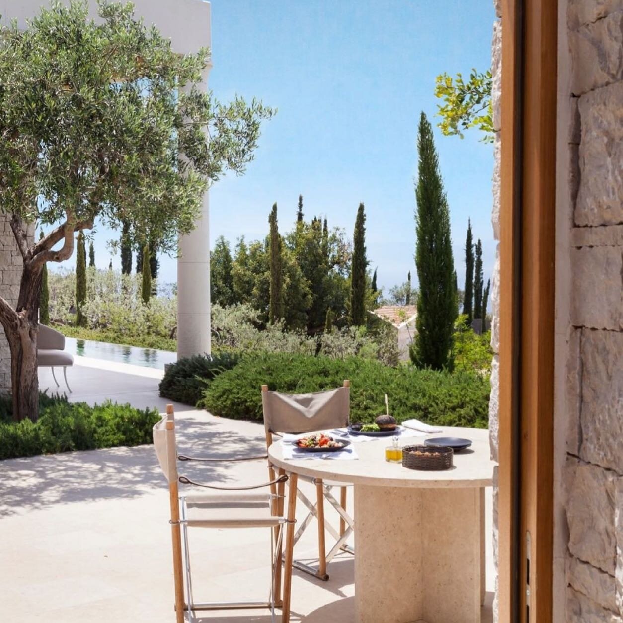 File this under where we wish were this Wednesday ☀️ #travelwithus #greece #daydreaming 

📷 @amanzoe