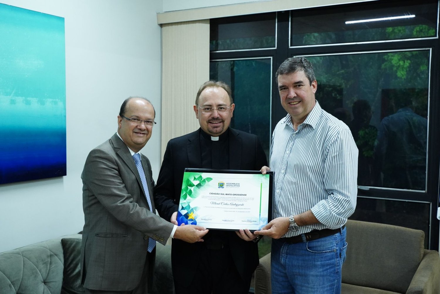 Barbosinha homenageia Padre Micael com entrega de Título de Cidadão sul-mato-grossense