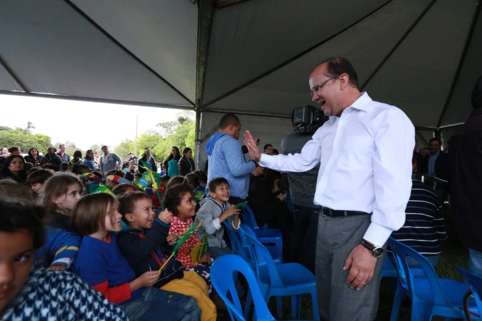 Visita de obras que estão em andamento e assinatura de ordem de serviço e de pavimentação asfáltica.