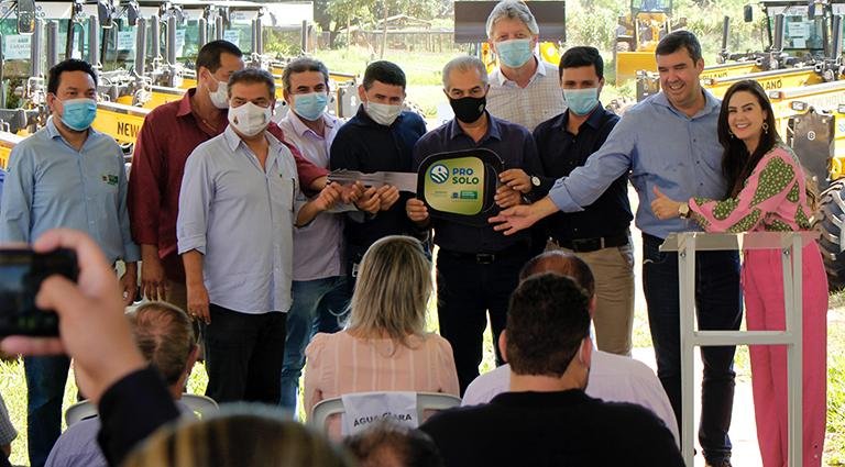 Estado atende Barbosinha e entrega máquinas agrícolas em 15 municípios Estado atende Barbosinha e entrega máquinas agrícolas em 15 municípios