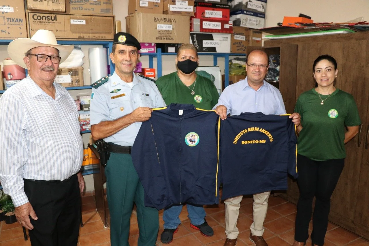 Em Bonito, Barbosinha garante uniforme e aparelhagem de som para Patrulha Mirim Ambiental