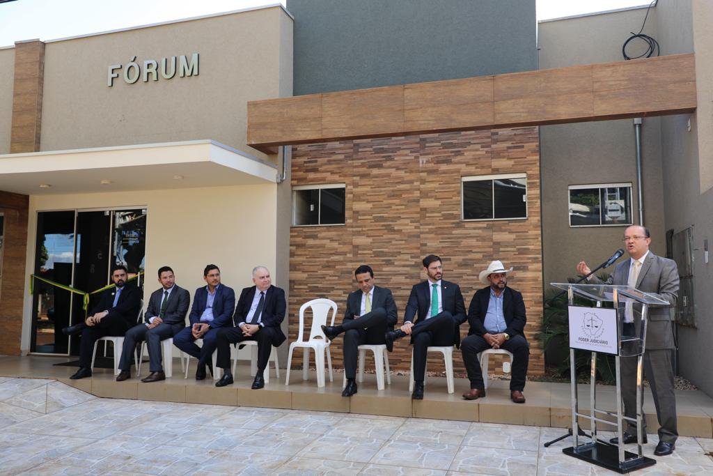 Barbosinha prestigia entrega das novas instalações do Forúm de Angélica