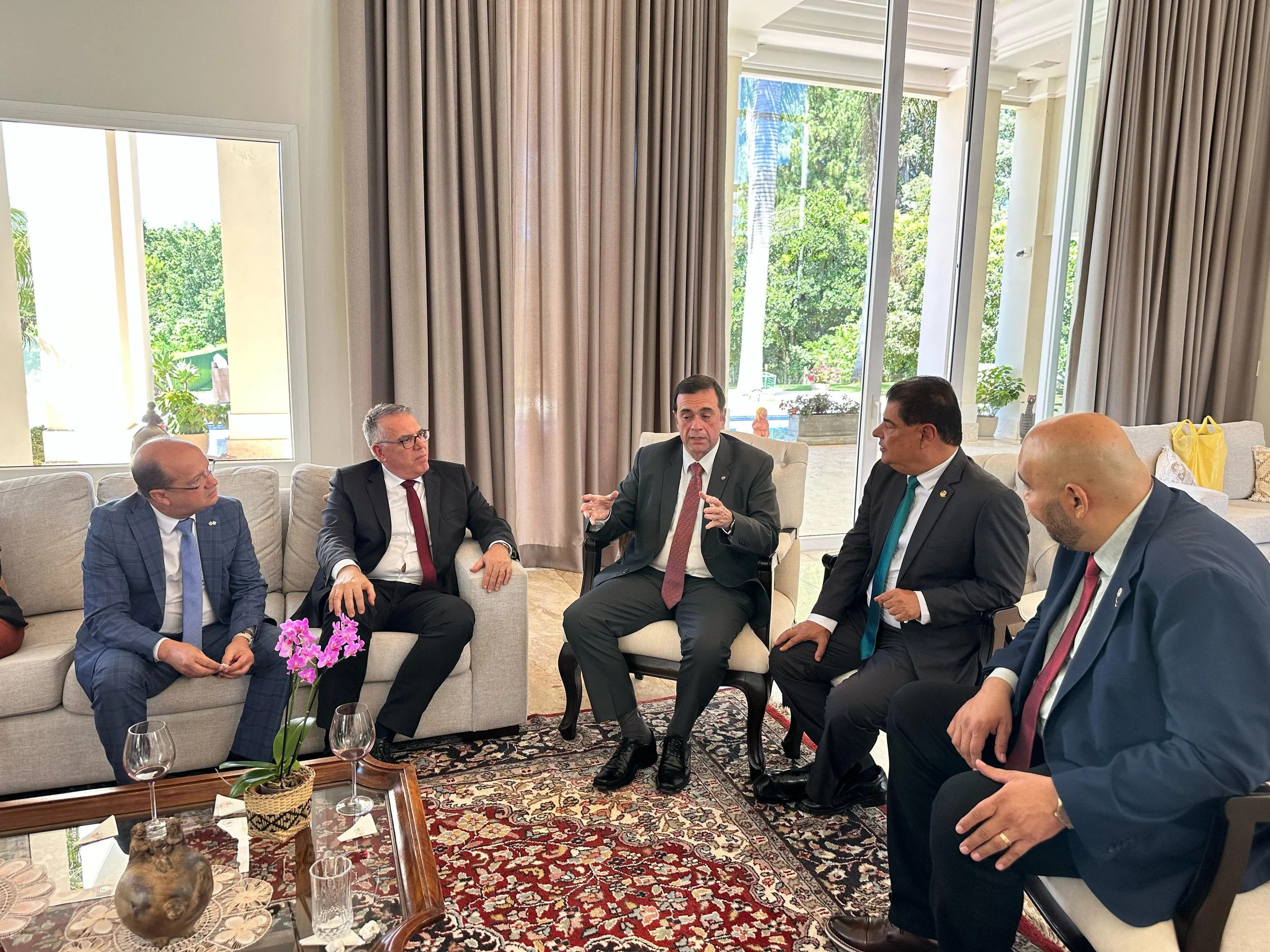 Barbosinha reforça relações bilaterais em reunião com embaixador do Paraguai