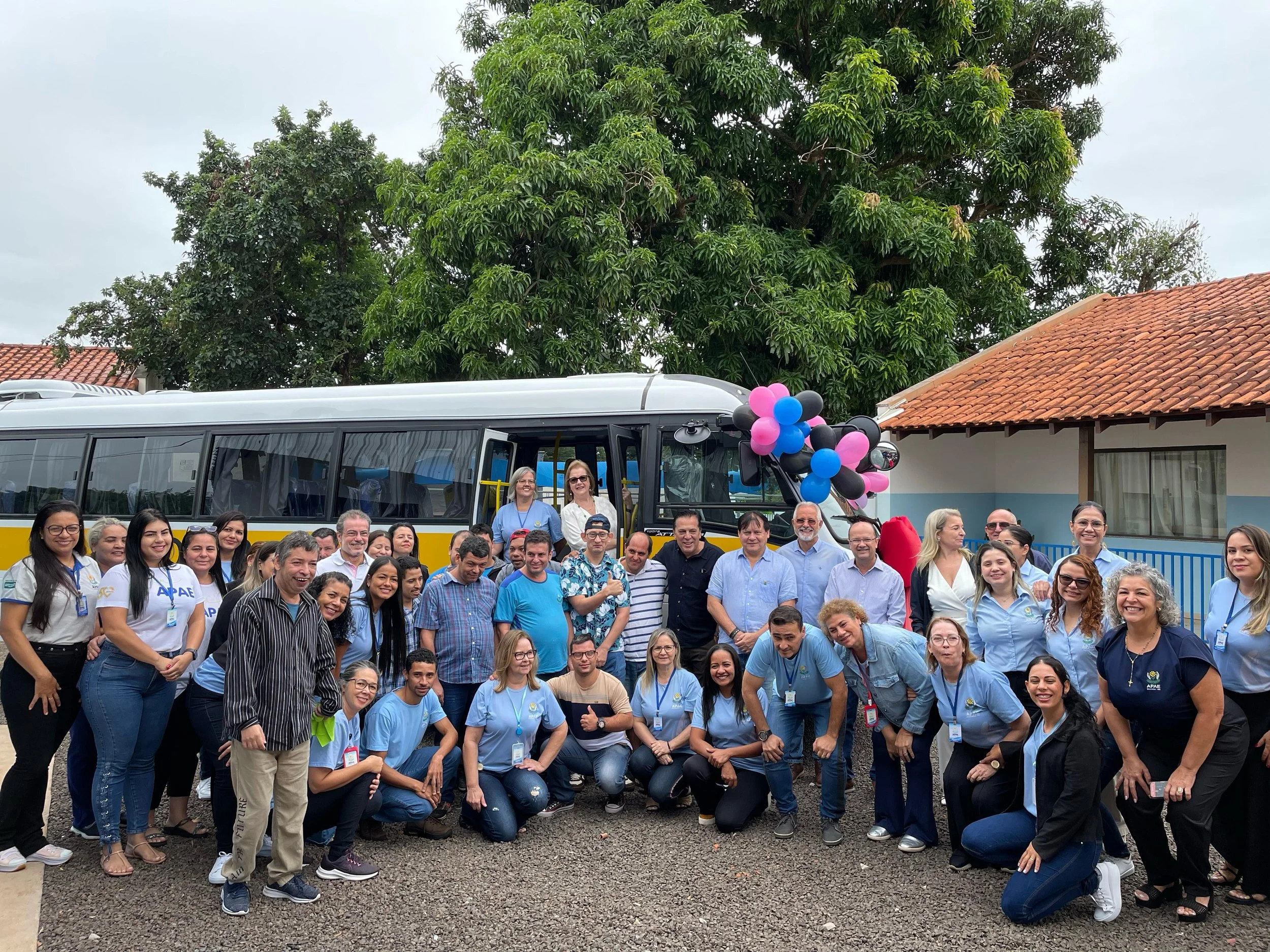 APAE de Dourados recebe micro-ônibus adaptado para transporte de alunos