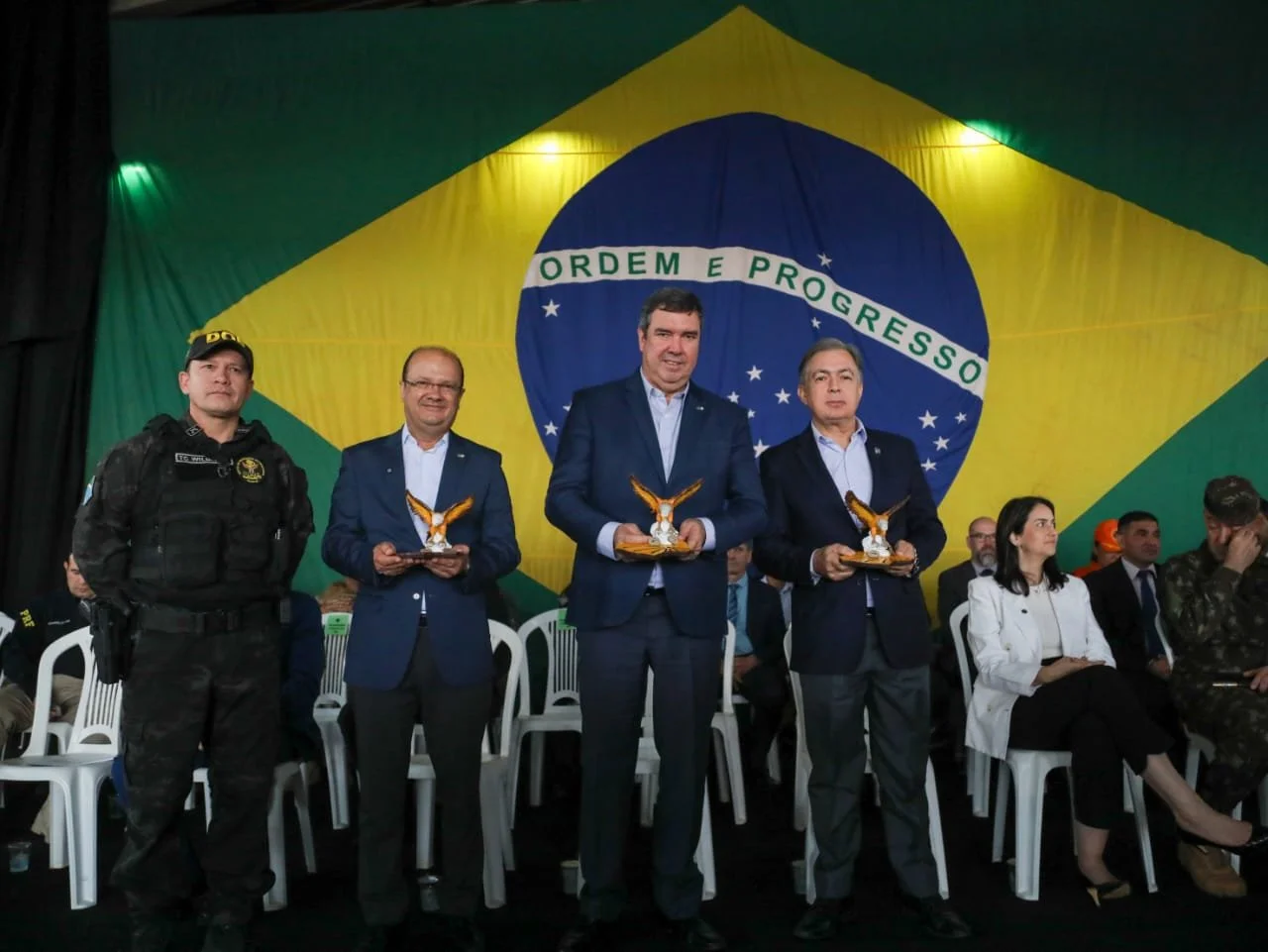 Homenageado pelo DOF, vice-governador diz que trabalho na fronteira é referência nacional