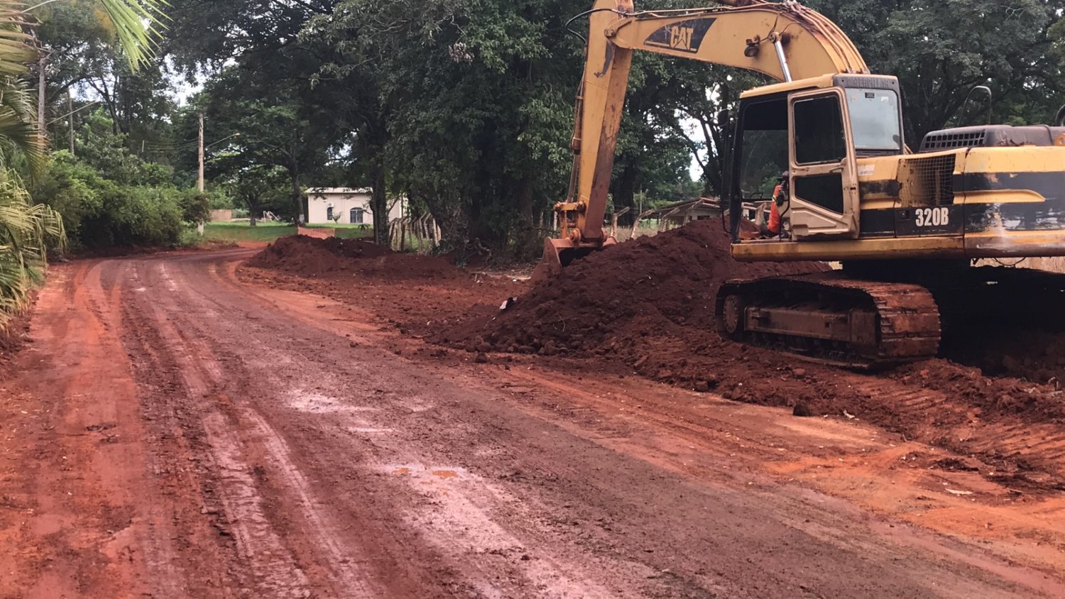 Dourados: vice-governador Barbosinha confere obras de asfalto no distrito de Picadinha Dourados: vice-governador Barbosinha confere obras de asfalto no distrito de Picadinha