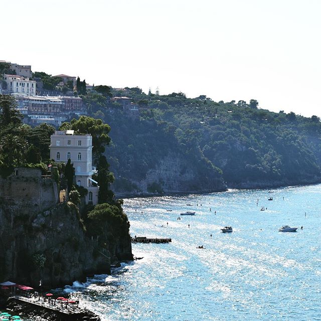 #tbt #latergram #sorrento #italy #coast #coastal #travelphotography #travel #ocean #gorgeous 🇮🇹