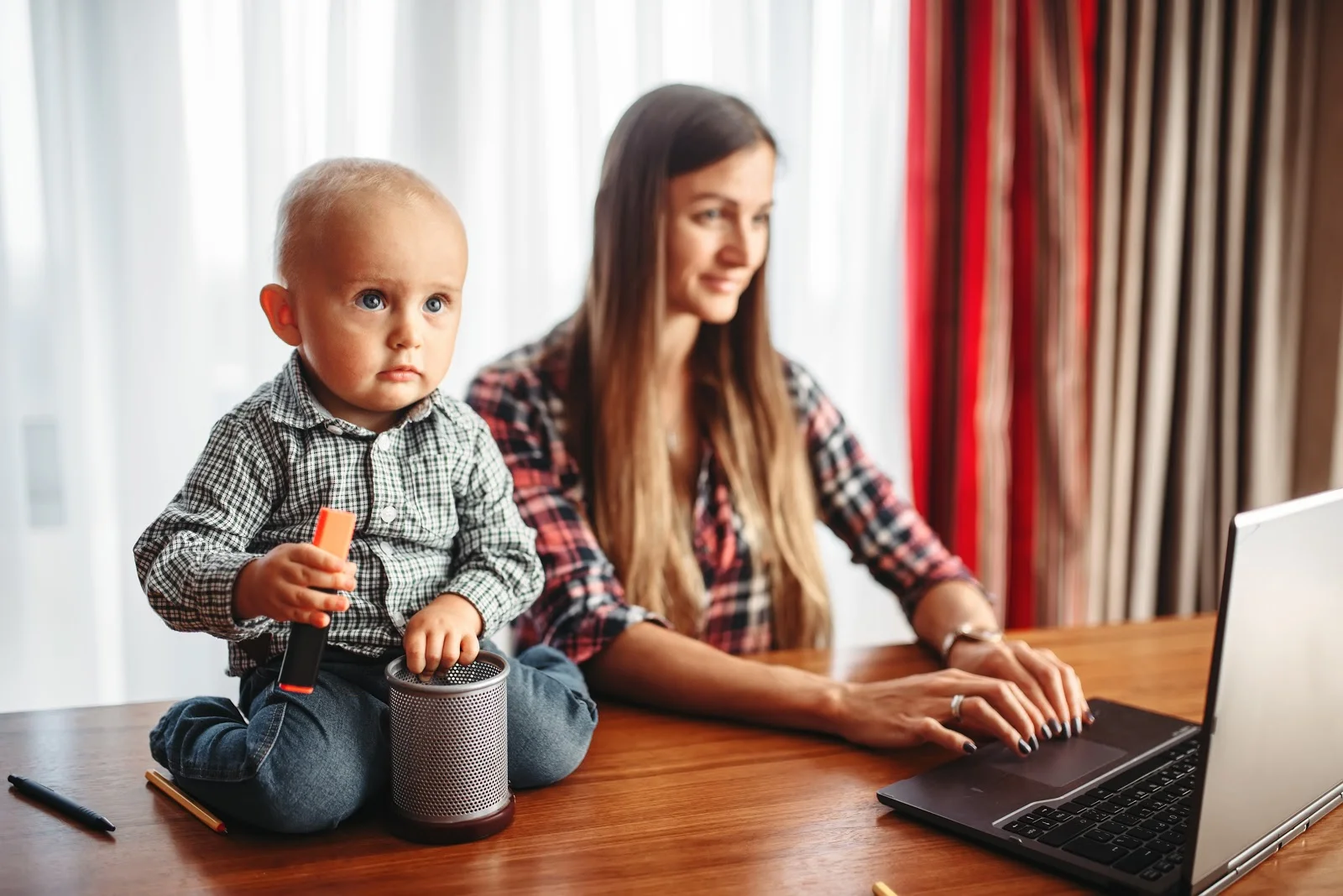 mother-works-at-home-little-kid-helps-her-GTYUFHR.jpg