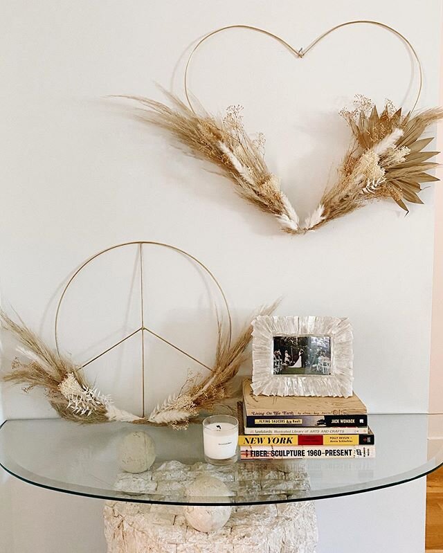 When the power of love overcomes the love of power, there will be peace. 🤍✌️🤍 .
.
You can find these new dried floral wreaths at @shop_beatnik ✨