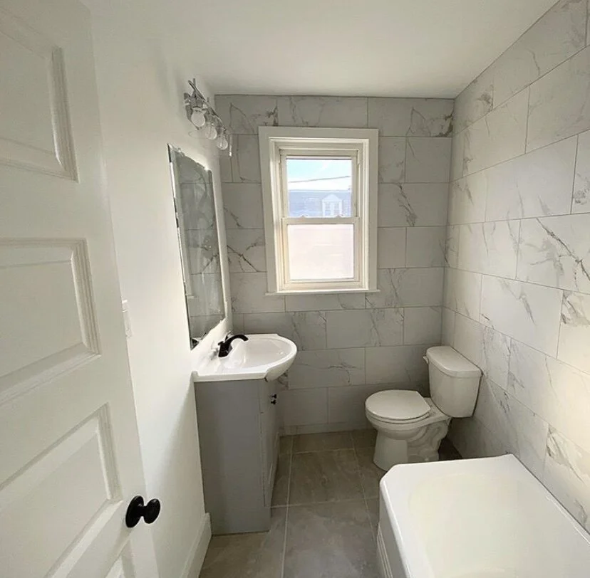209 Full Bath.jpg