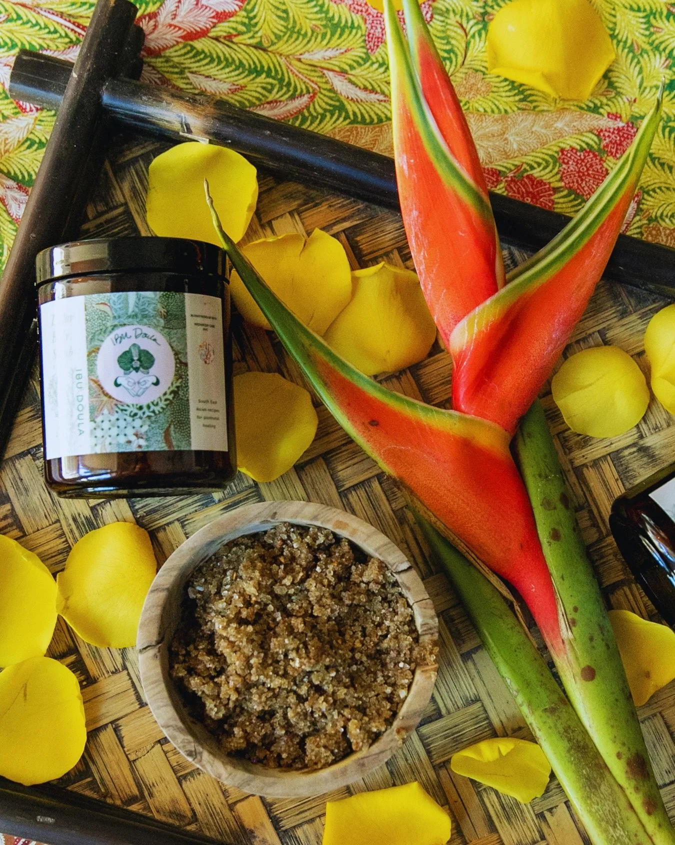 Meet your shower ritual 🌿  an aromatic exfoliating scrub that does more than just buff away dead skin. Infused with sandalwood, ginger, lemongrass, and turmeric, it helps:
-Tone &amp; firm muscles
-Reduce puffiness &amp; water retention
-Bring warmt