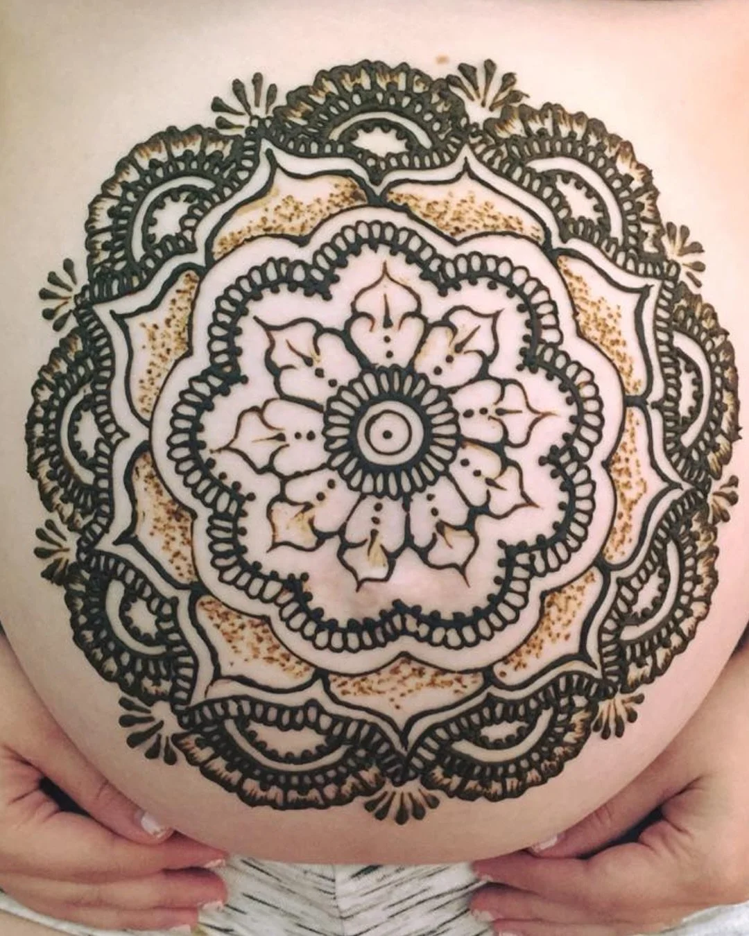 Celebrate the beauty of motherhood with a Henna Belly!
A meaningful and artistic way to honor your baby’s arrival perfect for maternity photos, baby showers, or mother blessings.
I use only natural henna, free from artificial dyes, to create d