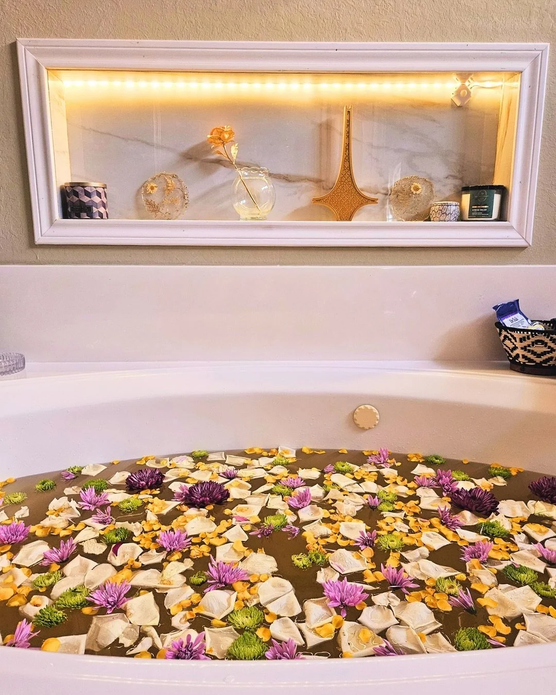 Postpartum, but make it healing ✨
A glowing flower bath every new mama deserves.
Spots are filling in fast - book your Postpartum Wellness Spa Service early.
Details in link in bio.