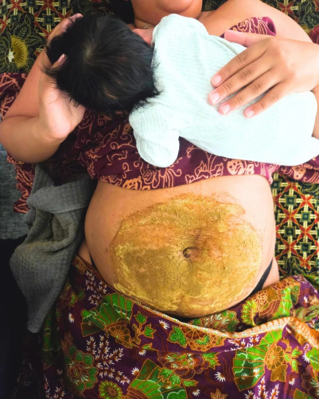 🌿 Herbal Mask for this mama.

One of the ways we incorporate warmth into postpartum care is through a traditional herbal belly mask. Applied to the abdomen, it provides gentle, soothing warmth that many traditional postpartum practices value as part