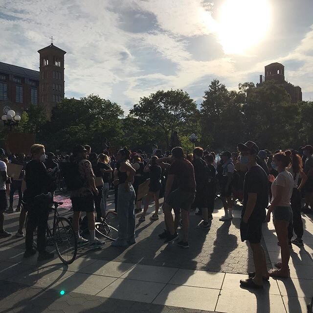 Peaceful protest right now in Washington Square Park#blm#socialjusticr#racialjustice #climatejusticenow #wehavetherighttoprotest #bewell
