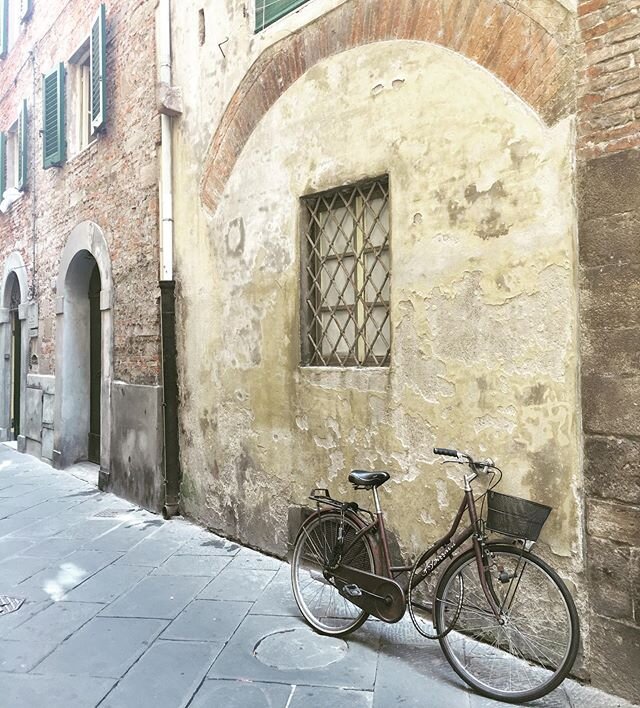 Flashback to that hot Italian summer we went to visit @juliemeek1 and her beautiful husband and children while they were in Lucca Tuscany. Lucca is full of wonder and history and the &lsquo;Centro storico&rsquo; is surrounded by huge renaissance wall