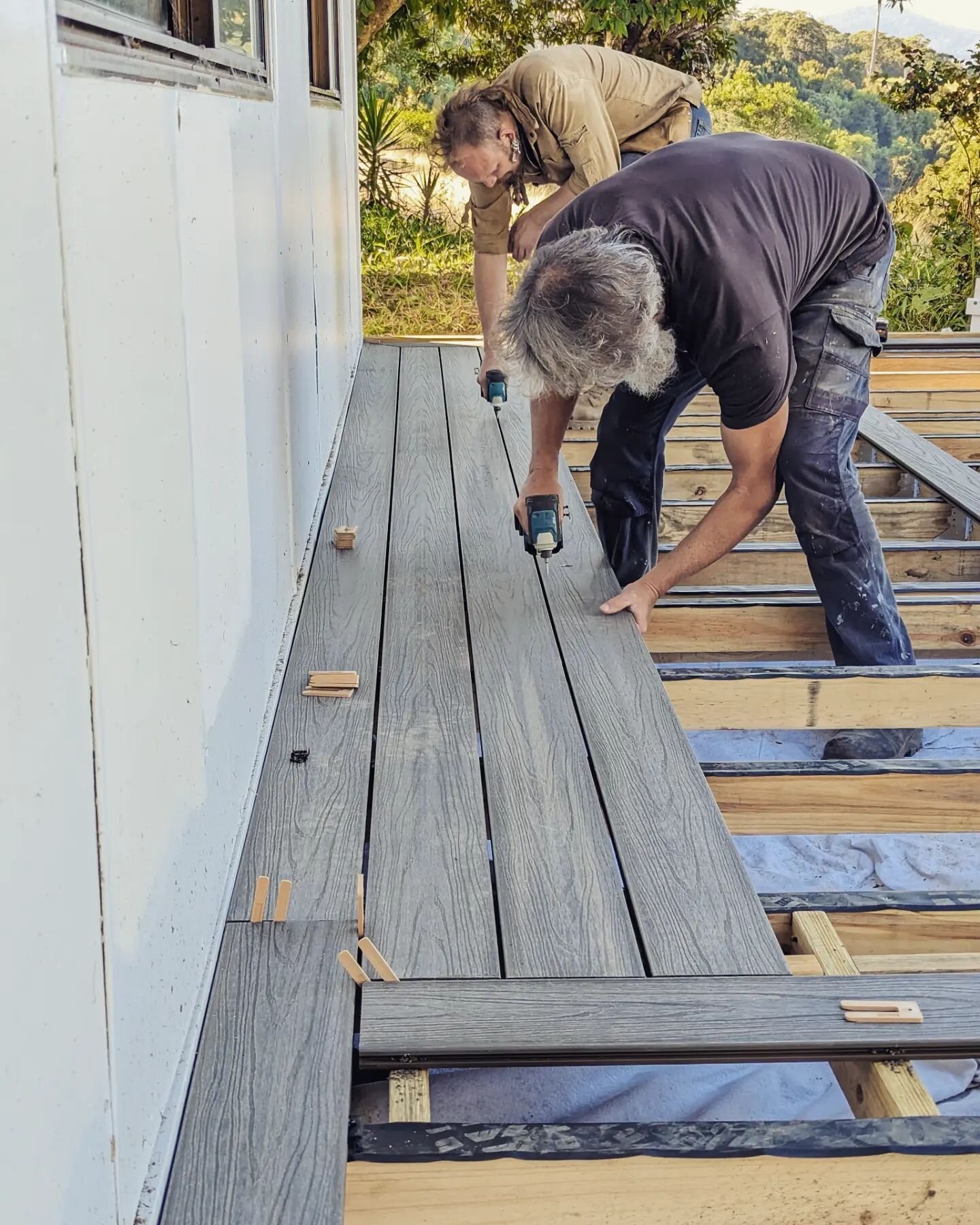 🛠️🌿 Our latest deck-building adventure in the lush hinterlands made the most of this mountain top cottage 🏞️✨ The clients are thrilled with the results so far - Outdoor bathtub to be installed next!