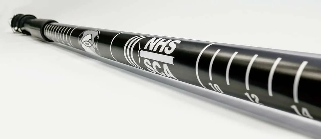 送禮送成這樣,有一支聯名的海嘯槓(Tsunami Barbells)好像也不是很意外。圖片取自Total Strength and Speed。