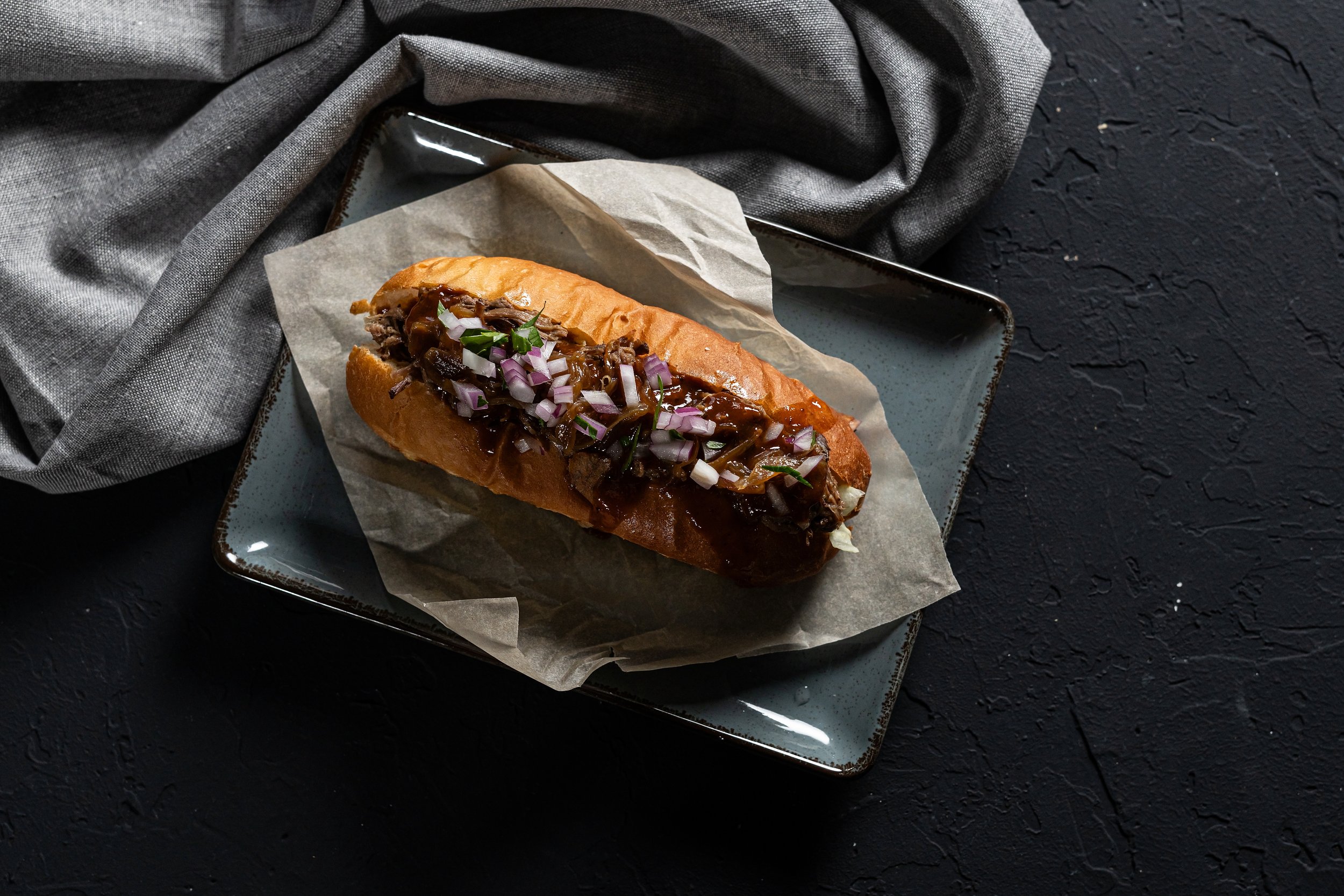 ХОТ-ДОГ С КОПЧЕНОЙ РВАНОЙ ГОВЯДИНОЙ