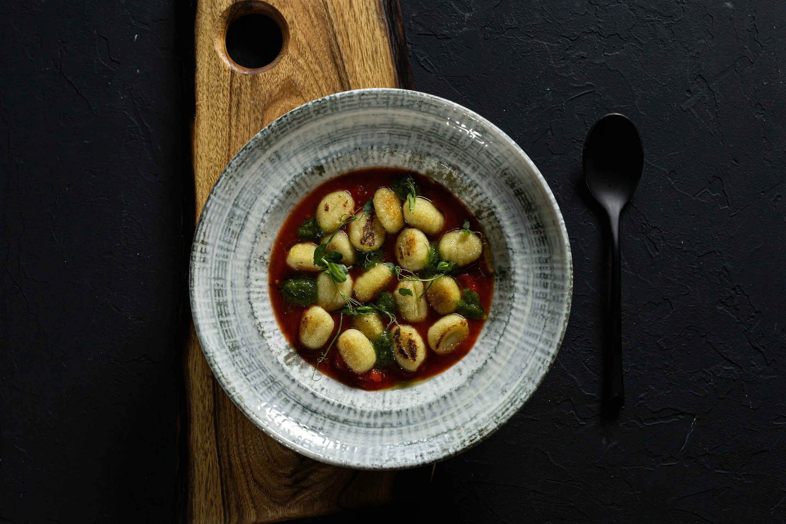 НЬОККИ С ТОМАТАМИ И ПЕЧЕНЫМ ПЕРЦЕМ С ПЕСТО 