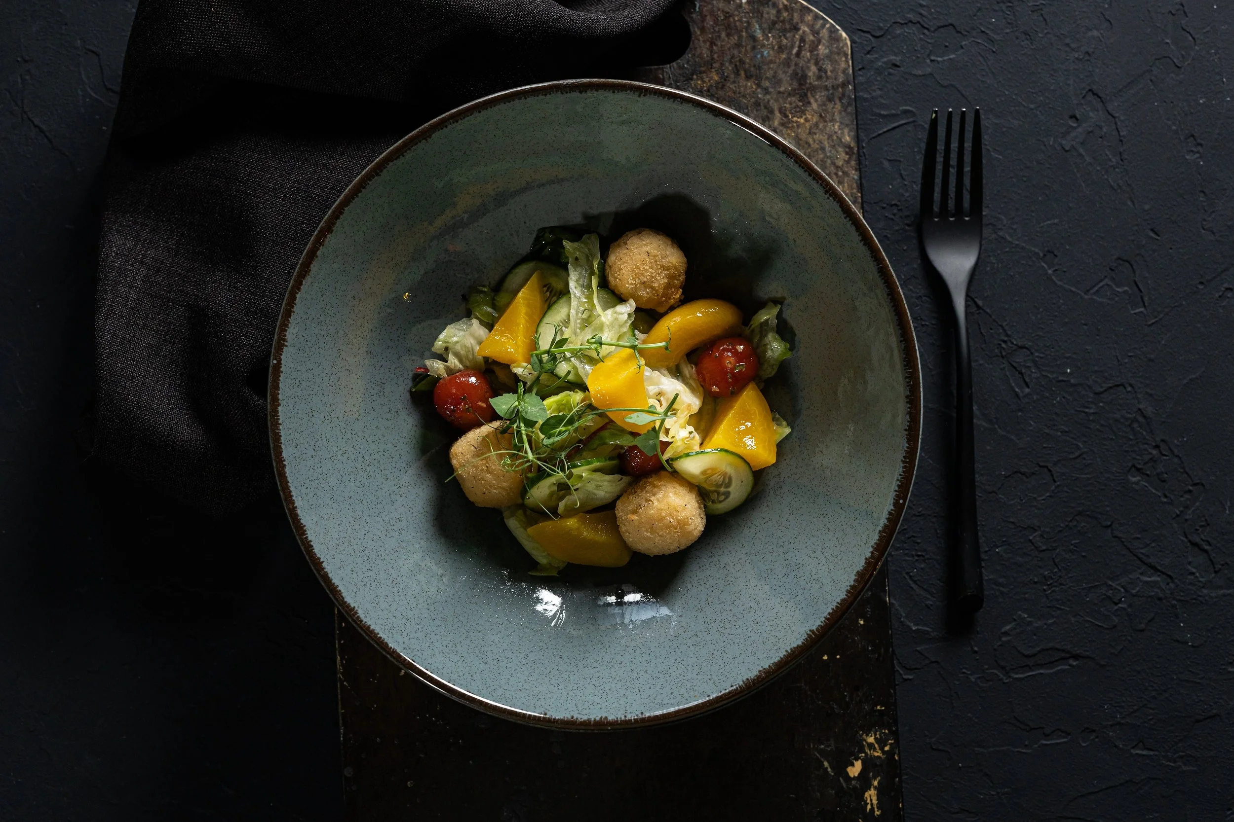 САЛАТ С СЫРНЫМИ ШАРИКАМИ И ПЕРСИКАМИ 