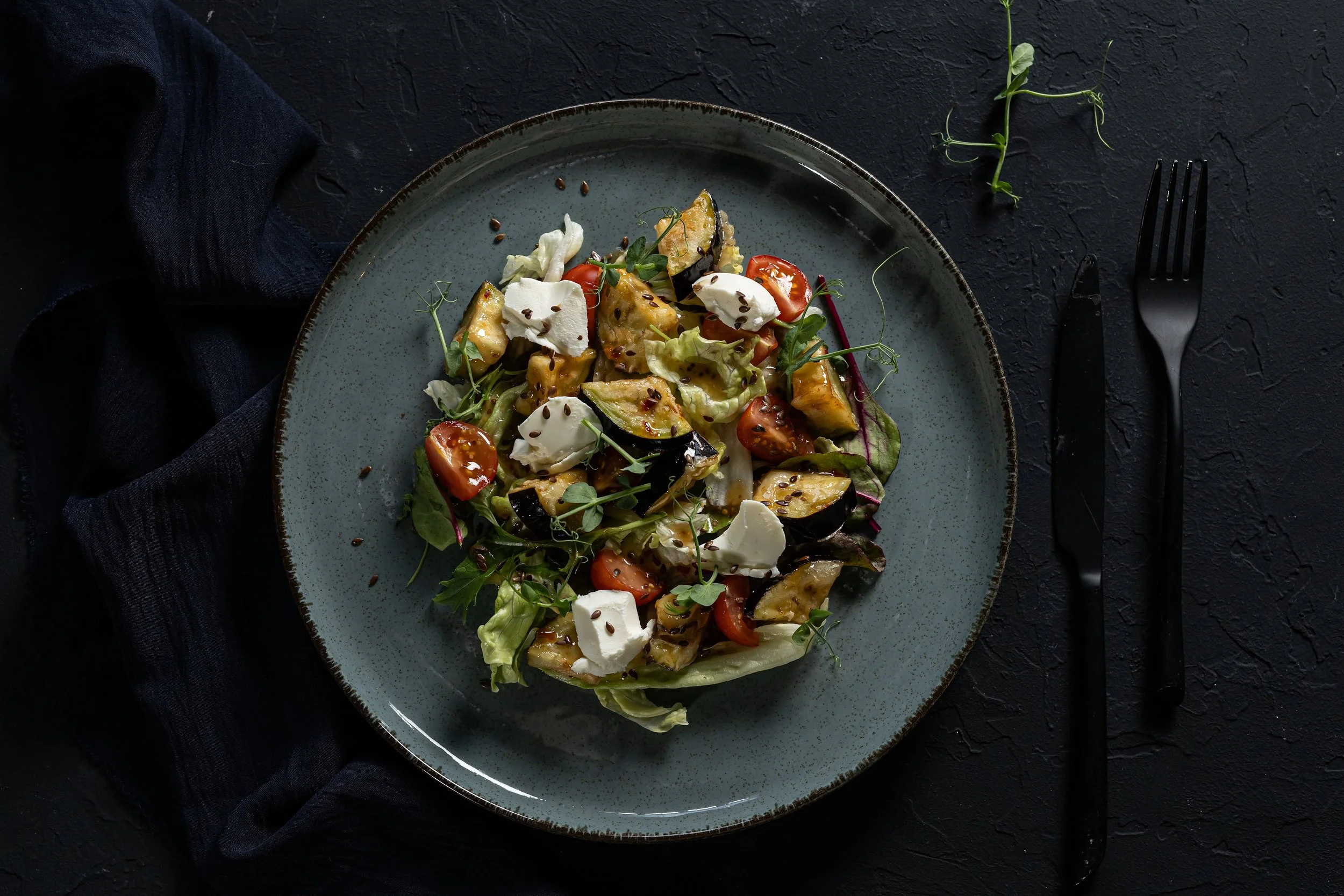 САЛАТ С ЦЫПЛЕНКОМ И ХРУСТЯЩИМИ БАКЛАЖАНАМИ