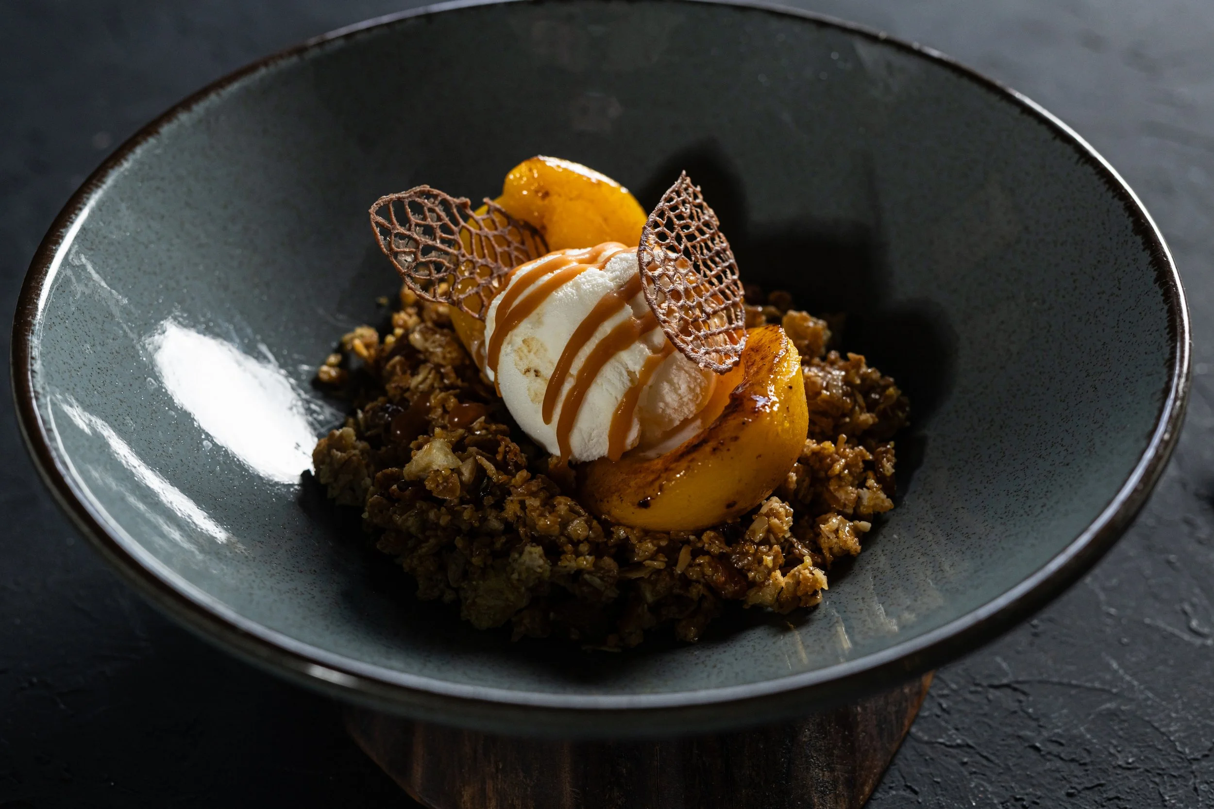 КАРАМЕЛИЗИРОВАНЫЙ ПЕРСИК С ГРАНОЛОЙ И ПЛОМБИРОМ