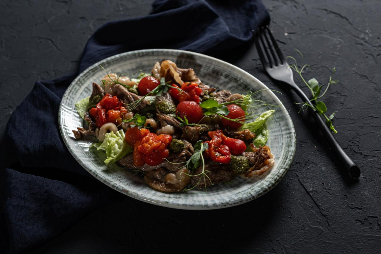 САЛАТ С ГОВЯДИНОЙ И ПЕЧЕНЫМ ПЕРЦЕМ