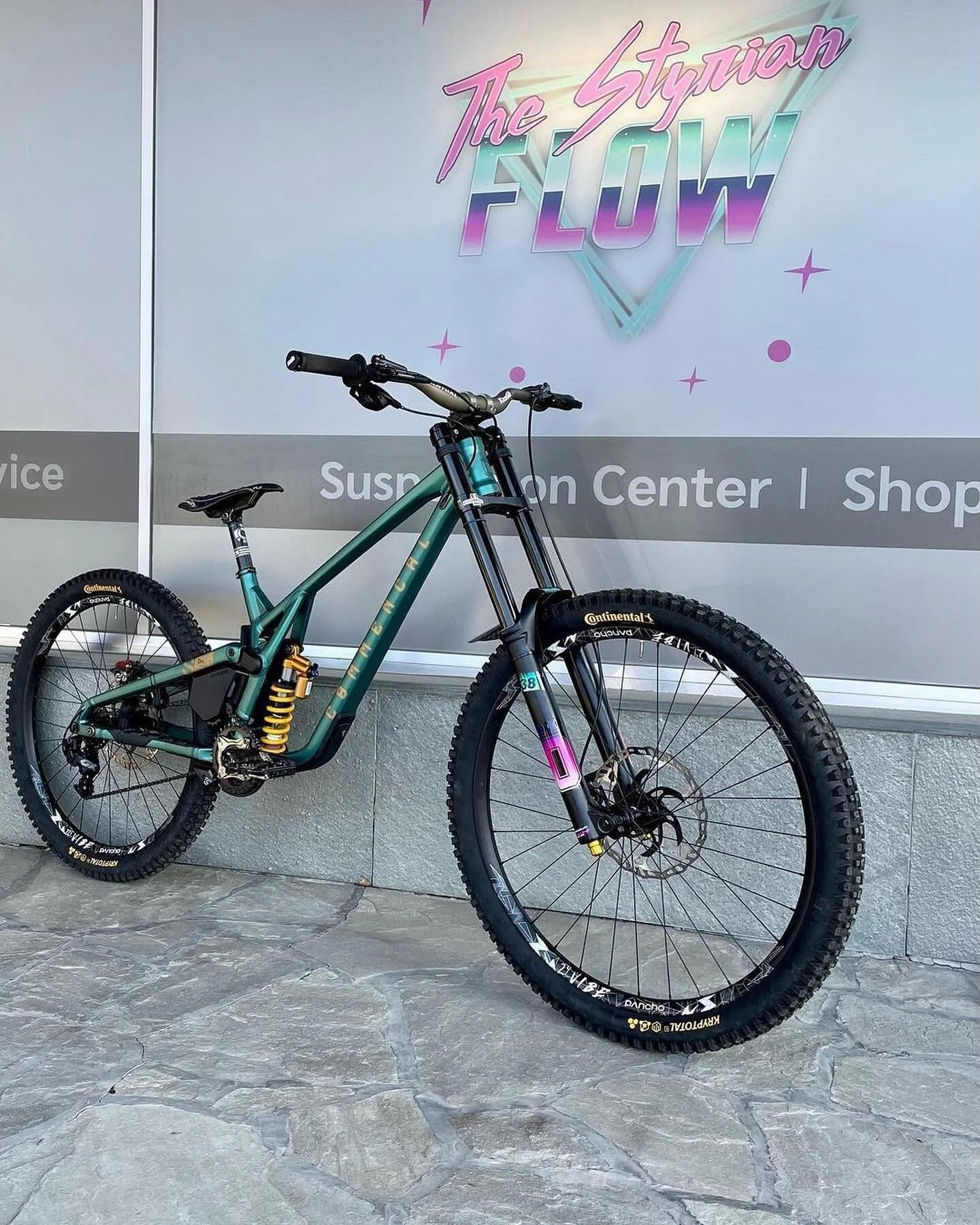 It&rsquo;s MONDAY and it&rsquo;s #OCHAINBikeCheck 🤘🏼
Our friends at the @styrian_flow have prepared this new Commencal V5🔥

Frame: @commencalbikes V5
Suspension: @ohlinsracingmtb 
Brakes: Shimano 
Tyres: @conti_mtb 
OCHAIN: Ja natuurlijk💪🏼

#Och