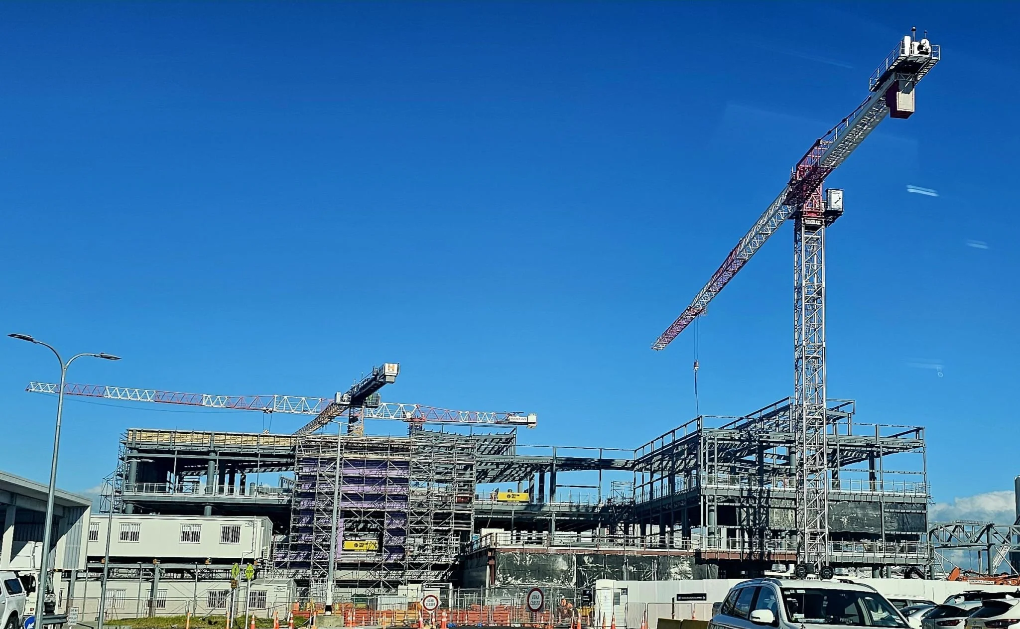 Spring is in the air and fantastic progress is being made at the Auckland Airport Domestic Jet Terminal site!
The Headhouse building structure is up, with external linings and the roof structure going on. The Headhouse will comprise three floors of