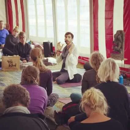 Cédric teaching a full class at Tisvilde Yoga festival