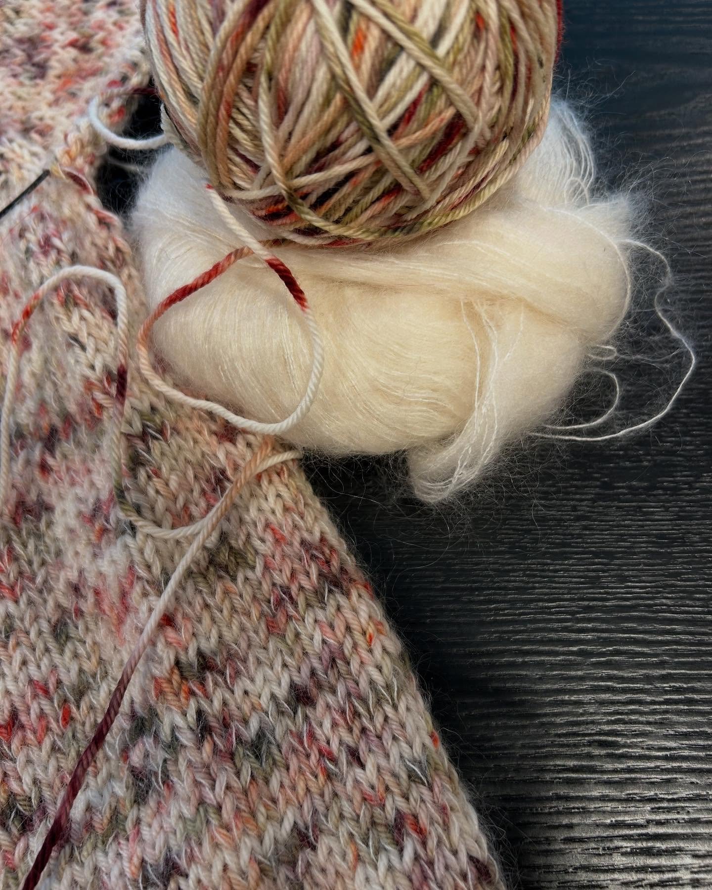 Zelf ben ik bezig met het breien aan deze Cynthia Cardigan van @gregoriafibers. Deze maak ik met mijn all time favorite: handdyed yarn van @cowgirrlblues - geverfd met de hand in Zuid-Afrika. Fantastisch! Deze draad combineer ik met de kid silk van d